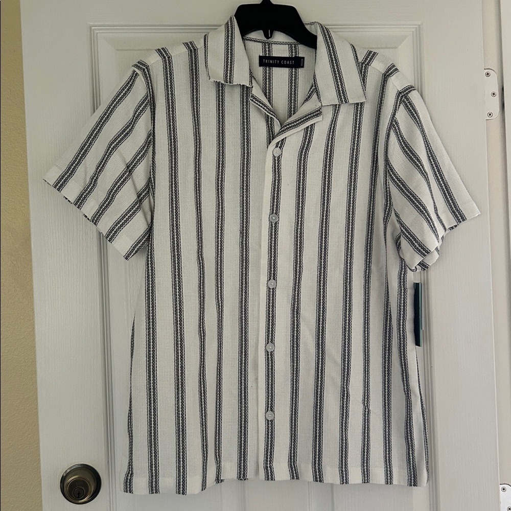 Trinity Coast men’s Shirt size Medium new with tags. Textured, stylish material